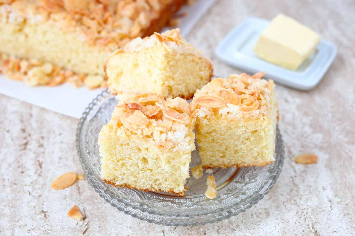 buttermilchkuchen-mit-mandelblaettchen.jpg