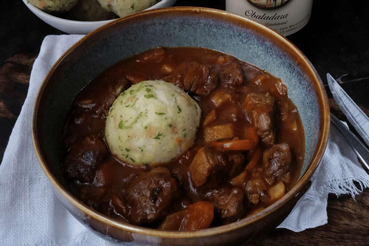 biergulasch-knoedel.jpg